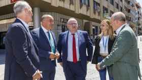 El consejero de Sanidad, Alejandro Vázquez Ramos; junto al presidente de la diputación, miguel Ángel de Vicente; el alcalde de Segovia, José Mazarías; la presidenta del colegio de Enfermería e Segovia, maría José Uñón; y el gerente del hospital General de Segovia, Luis Gómez de Montes; visitan el trailer 'Ruta Enfermera'