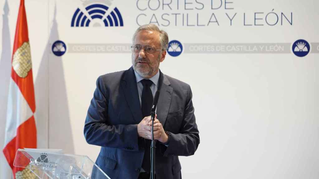 El presidente de las Cortes, Carlos Pollán, durante su intervención de este jueves