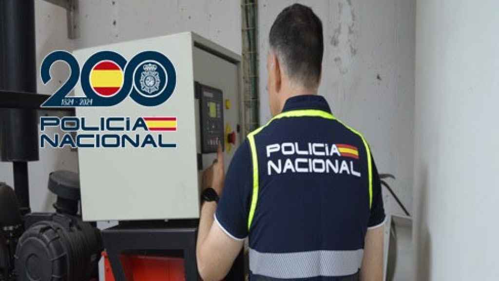 Un agente de la Policía Nacional