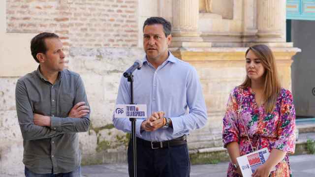 El candidato del PP a las elecciones europeas Raúl de la Hoz y el presidente del PP de Valladolid, Conrado Íscar, mantienen un encuentro con los medios de comunicación