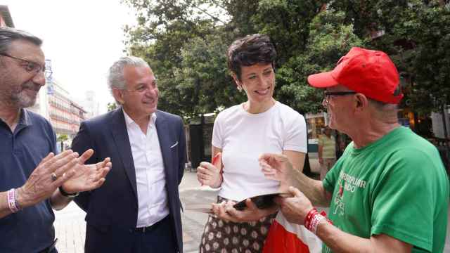 La ministra de Seguridad Social, Elma Saiz, durante su visita a la caseta del PSOE en Valladolid, este jueves