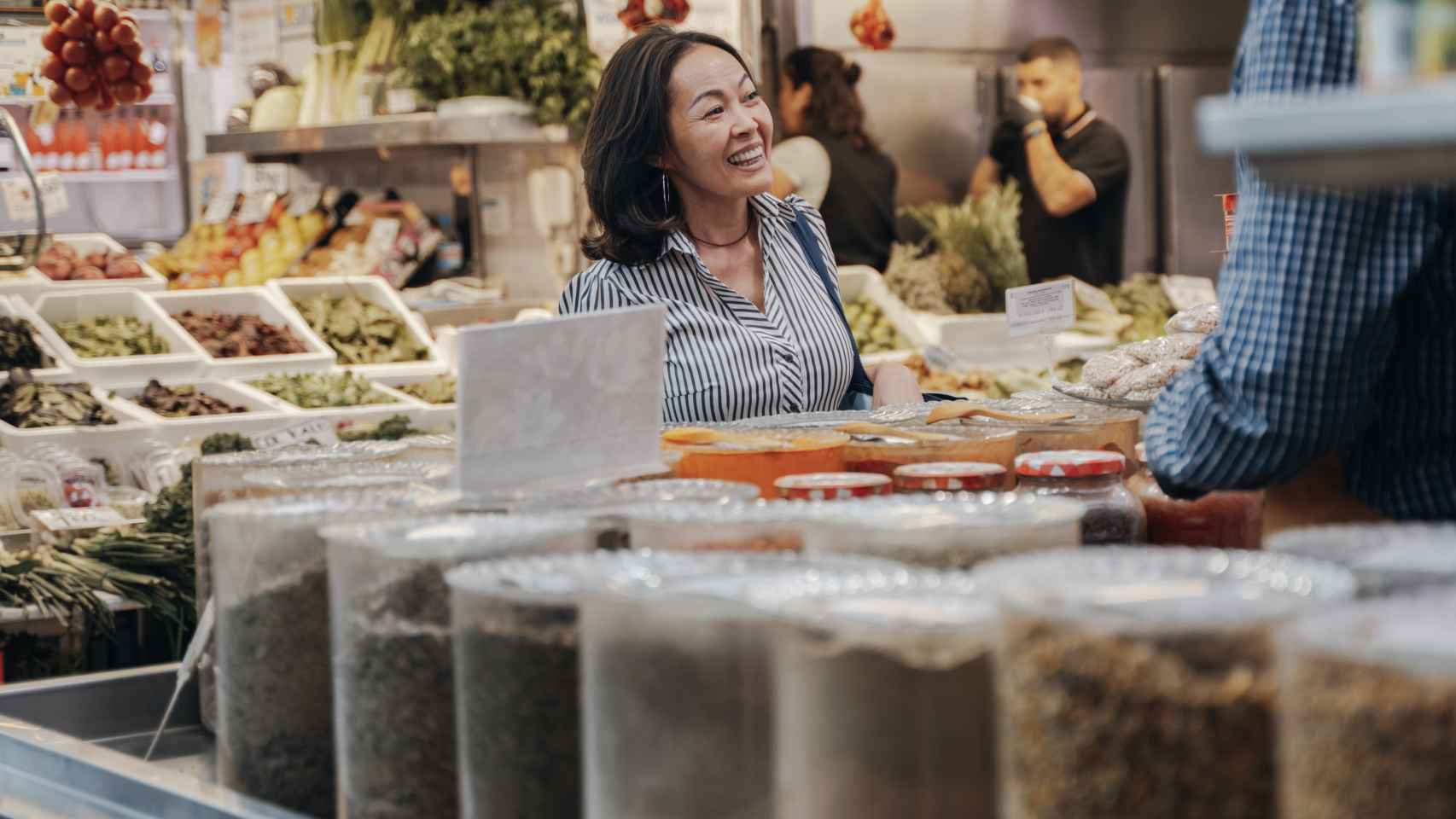 El puesto del mercado de Valencia que alimenta la despensa del restaurante vietnamita de Dominique