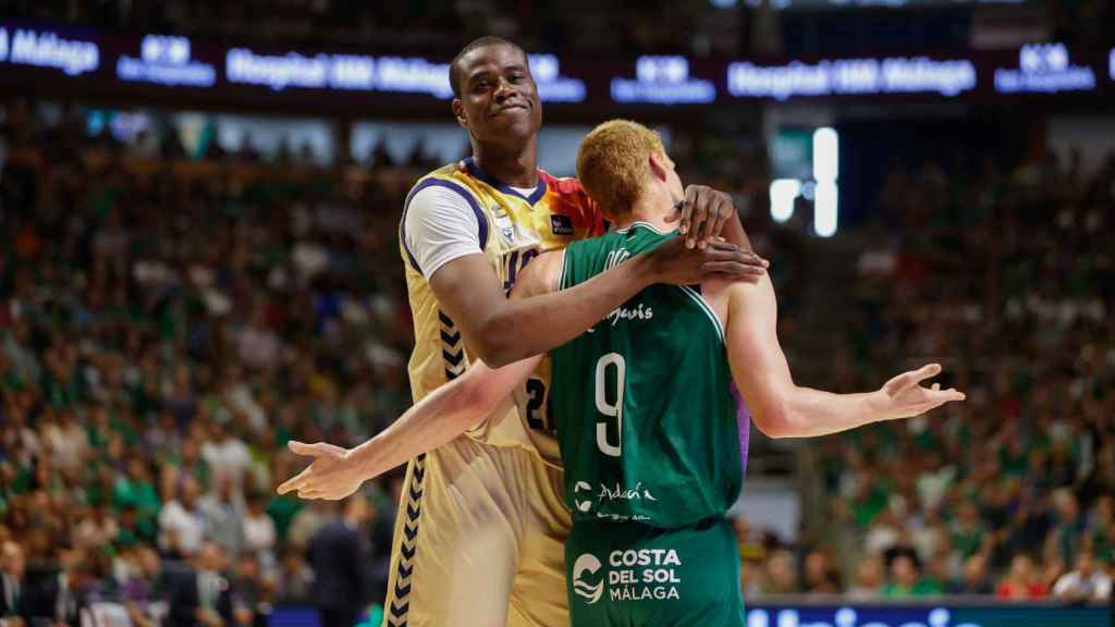 Diagne abraza a Alberto Díaz.