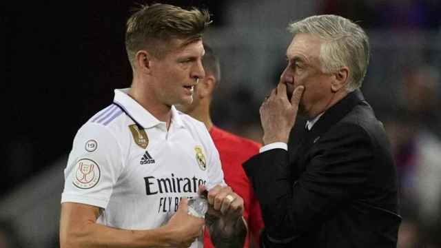 Toni Kroos dialoga junto a Carlo Ancelotti