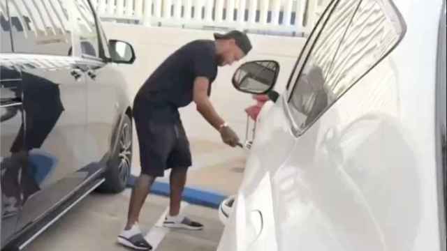 Neymar pincha las ruedas del coche de Lodi