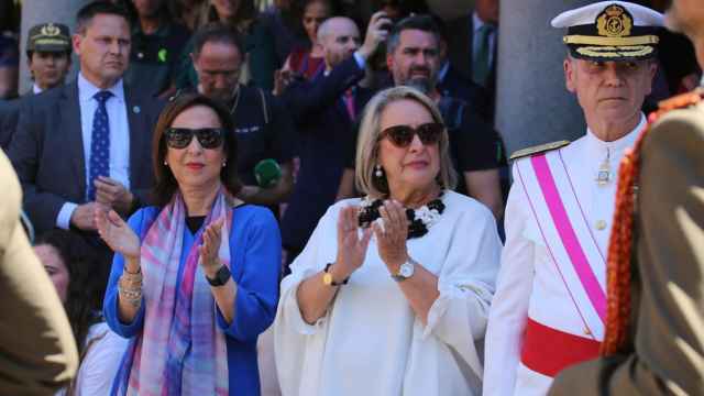 La ministra de Defensa, Margarita Robles, junto a Esther Esteban en la procesión del Corpus de Toledo. Fotos: Venancio Martín