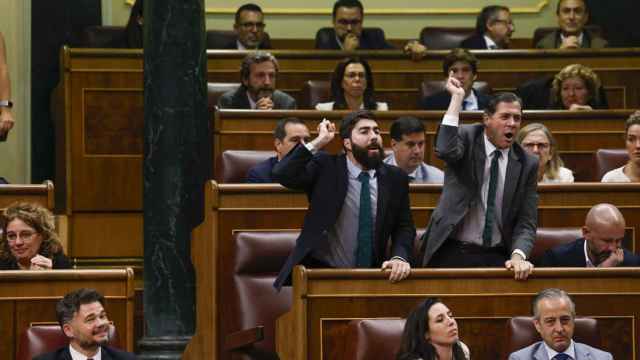 Los diputados de Vox Manuel Mariscal y Pedro Fernández Hernández, gritando en el Congreso de los Diputados.