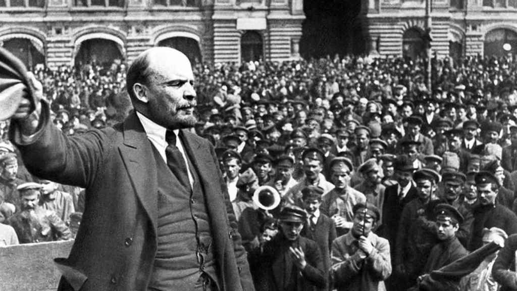 Lenin dando un discurso en 1917.