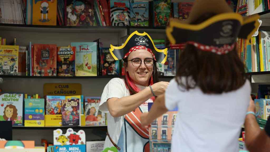 Caseta de literatura infantil en la 82ª Feria del Libro de Madrid en el Retiro.