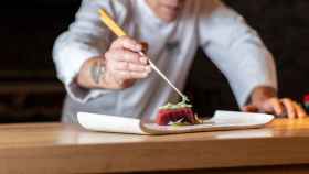 Luis Arévalo, el chef de Gaman, preparando un nigiri.