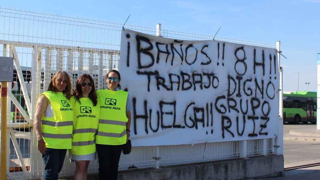 Marta, Elena y Conchi en huelga con el cartel frente a las cocheras de autobuses del Grupo Ruiz.