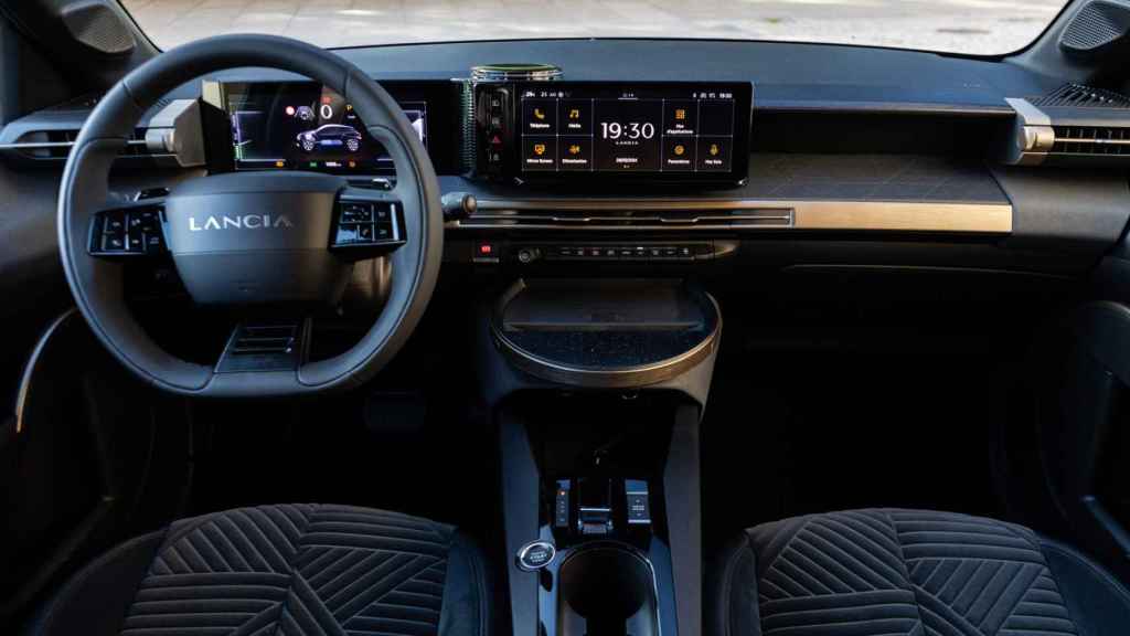 Interior del Lancia Ypsilon con dos pantallas de 10,2 pulgadas.