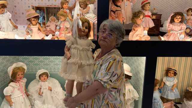 María Emilia, con algunas de las muñecas que ha donado para una exposición permanente  en Chiclana de la Frontera (Cádiz).