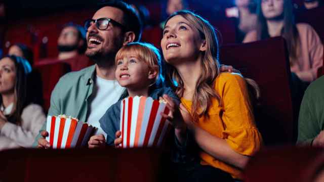 Familia viendo una película en el cine.