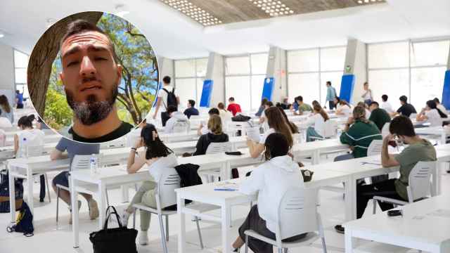 Una fotografía del corrector de exámenes y de alumnos examinándose de la EBAU.