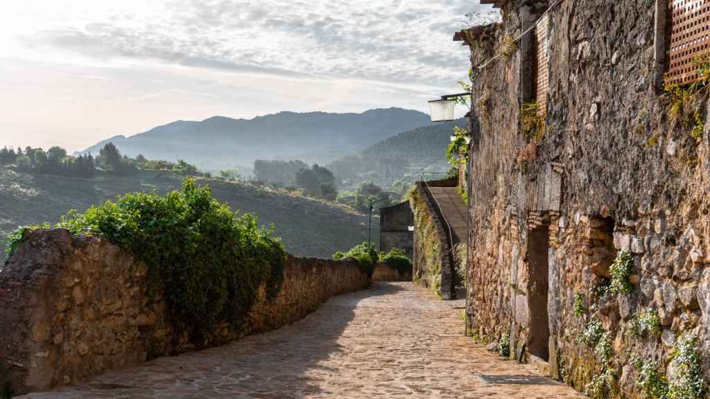 Imagen de las calles del barrio medieval de Bocairent con vistas a la Sierra Mariola. Turisme Bocairent