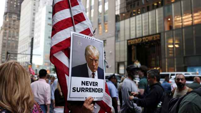 Seguidores de Donald Trump se manifiestan junto a la Torre Trump, en Nueva York.