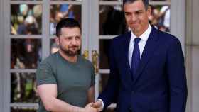 El presidente ucraniano, Volodimir Zelenski, junto al presidente del Gobierno de España, Pedro Sánchez, en Madrid este lunes.