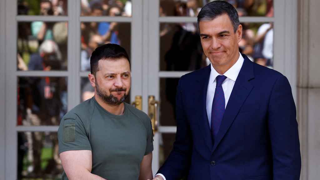 El presidente ucraniano, Volodimir Zelenski, junto al presidente del Gobierno, Pedro Sánchez, en Madrid este lunes.