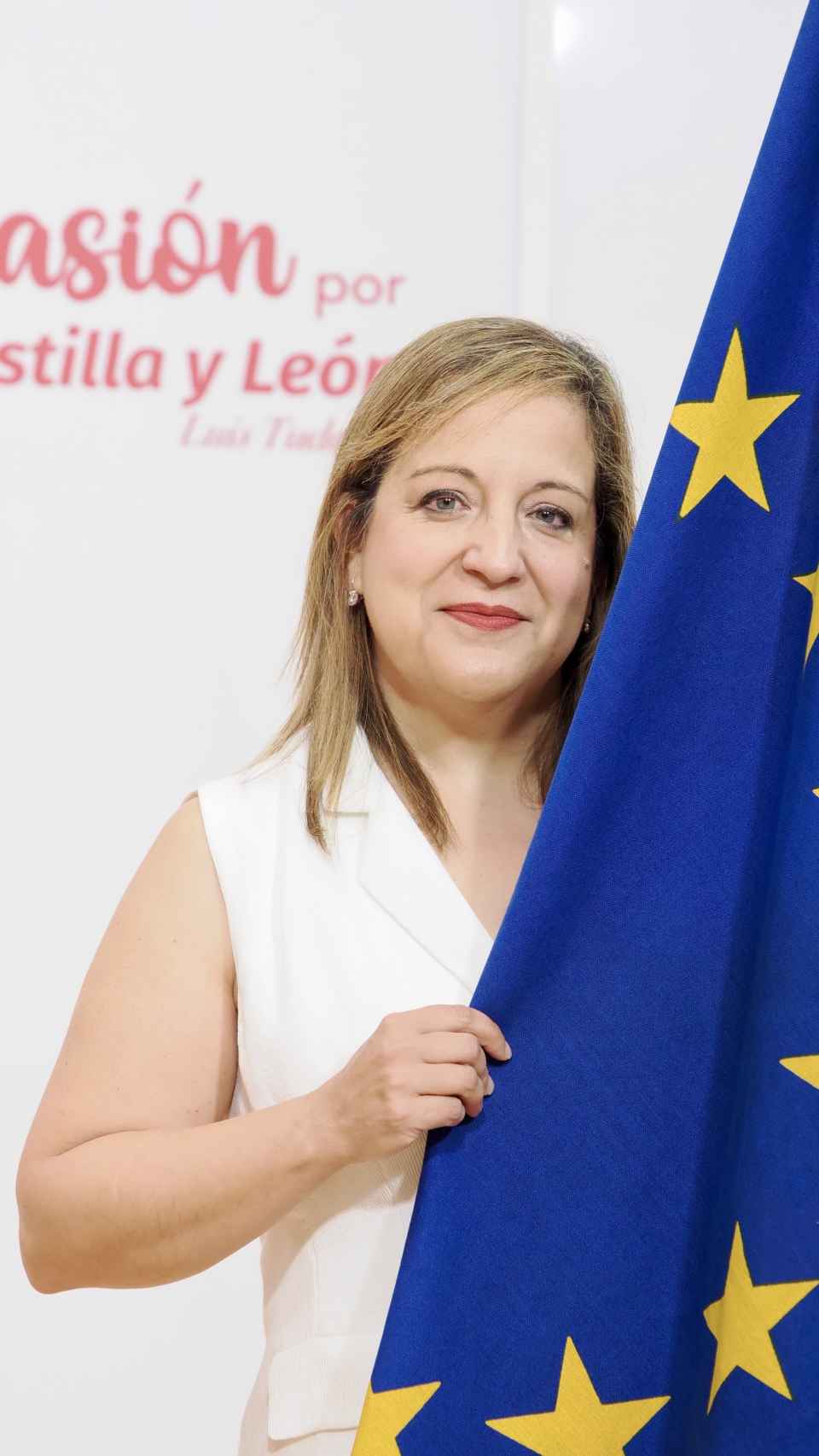 Iratxe García posa con la bandera de la Unión Europea
