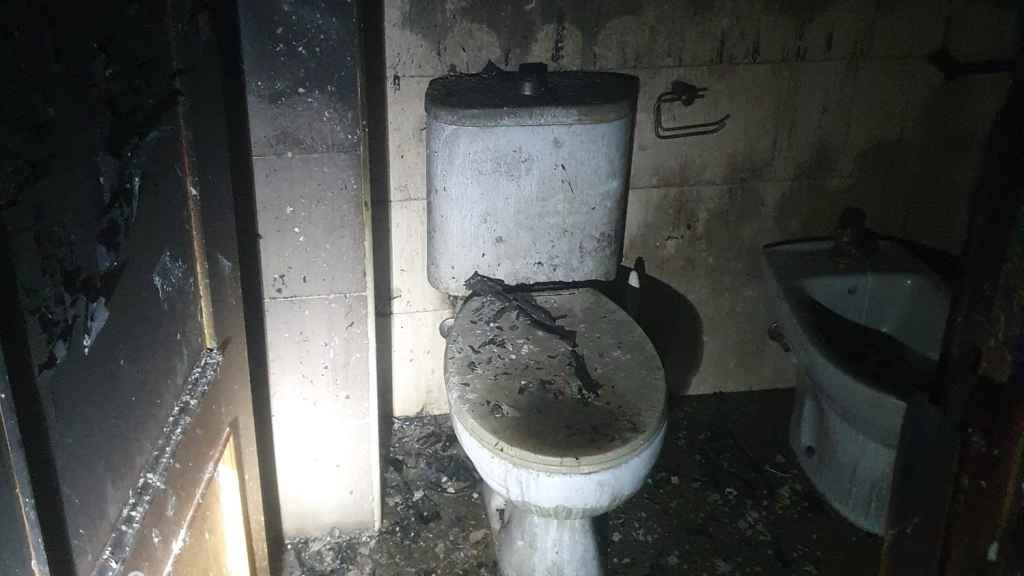 Baño de la vivienda afectado por el incendio