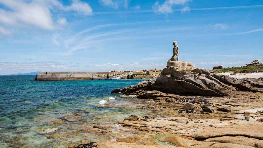 Estatua de una sirena en la isla de Sálvora.