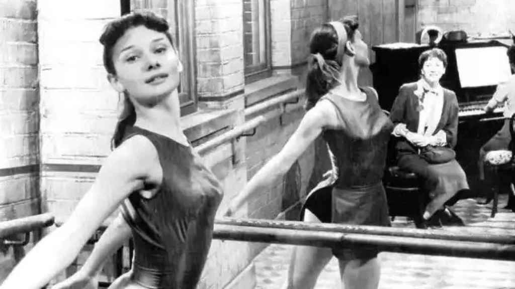 Audrey Hepburn tomando una clase de ballet.