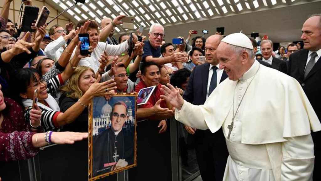 El papa Francisco ante una imagen del sacerdote Óscar Arnulfo Romero, antes de su canonización en 2018