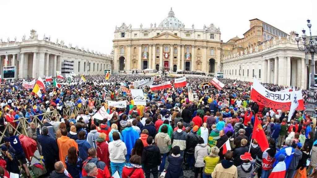 Miles de personas abarrotan la plaza de San Pedro durante la canonización en 2014 de Juan Pablo II y Juan XXIII