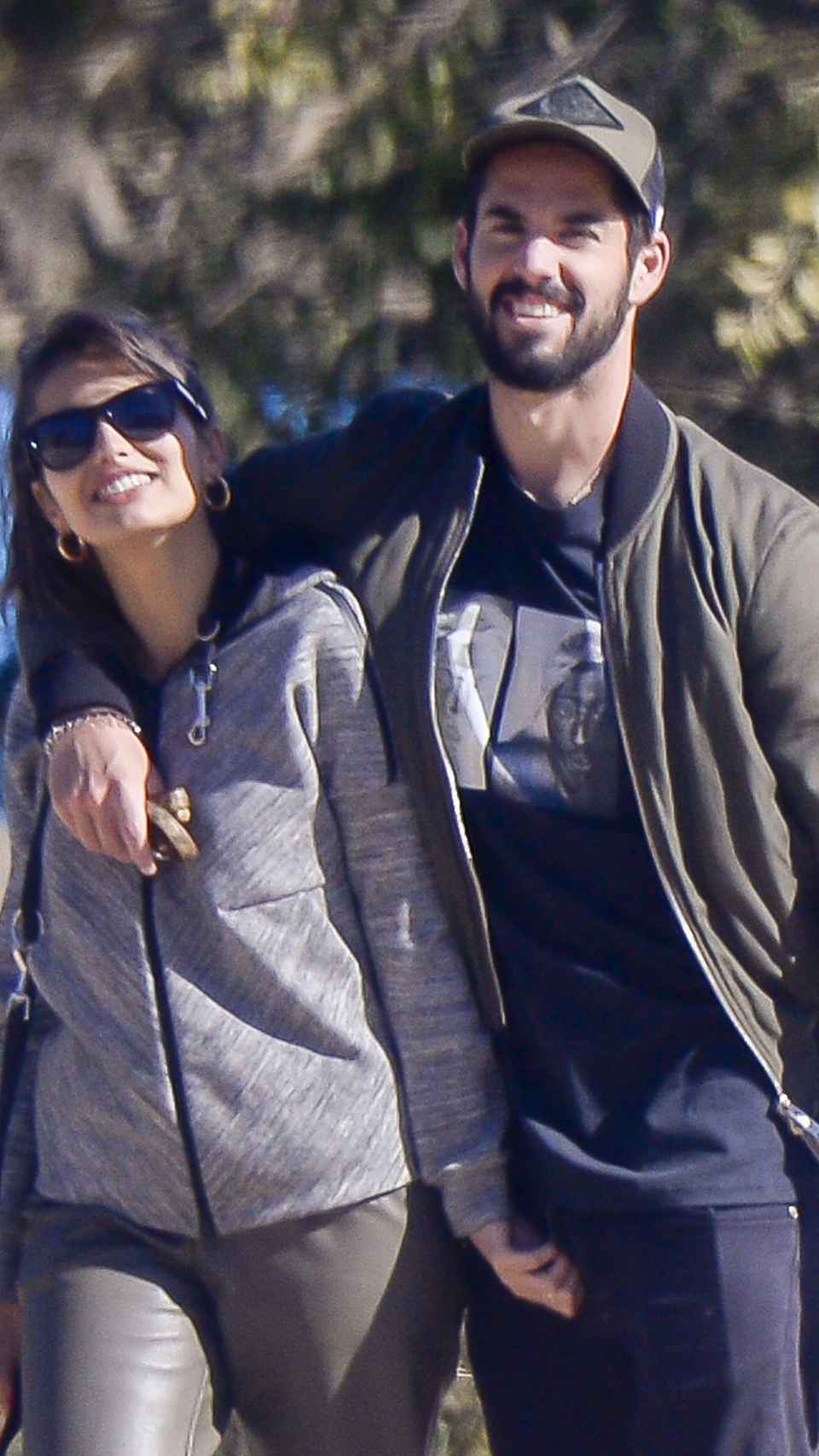 Isco y Sara, abrazados dando un paseo por Madrid, junto a sus mascotas, en 2017.