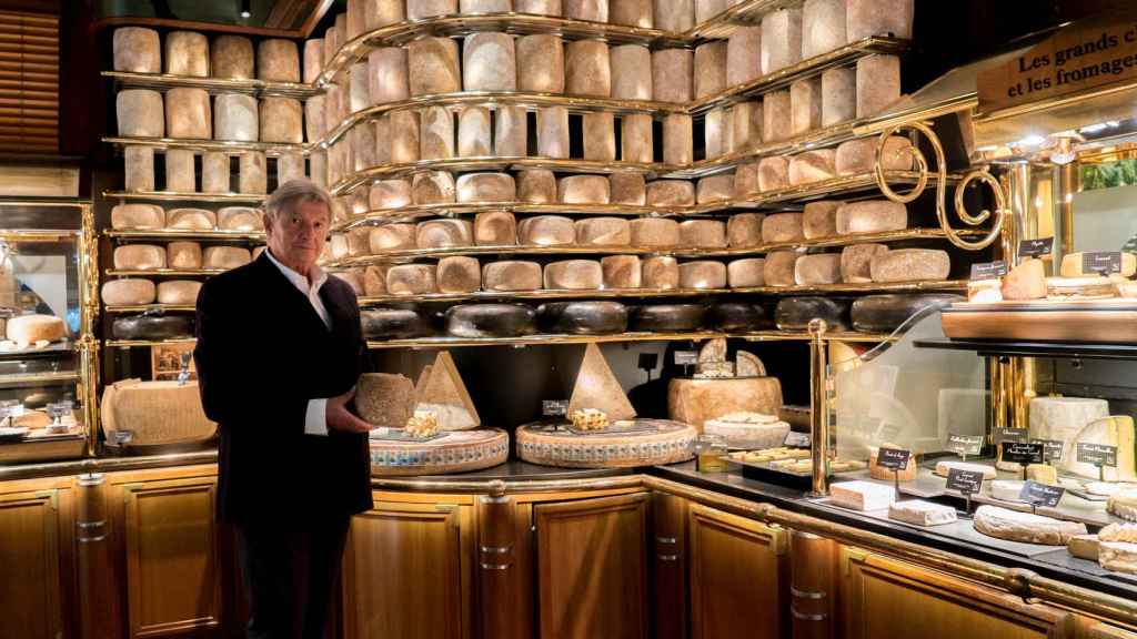 El señor Privat en la colección de quesos que tiene el récord Guinness.