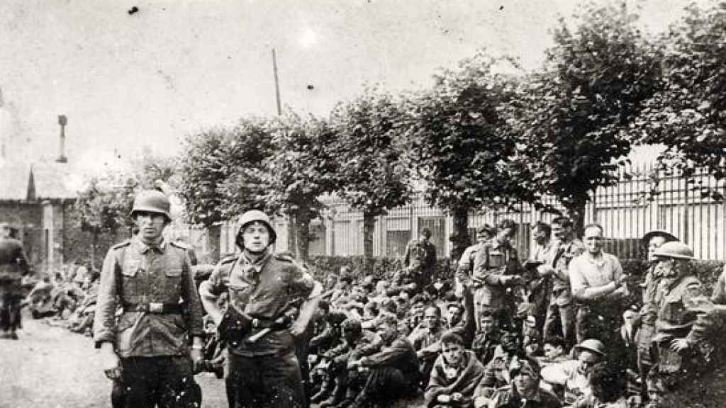 Soldados alemanes posando con presos tras el combate.