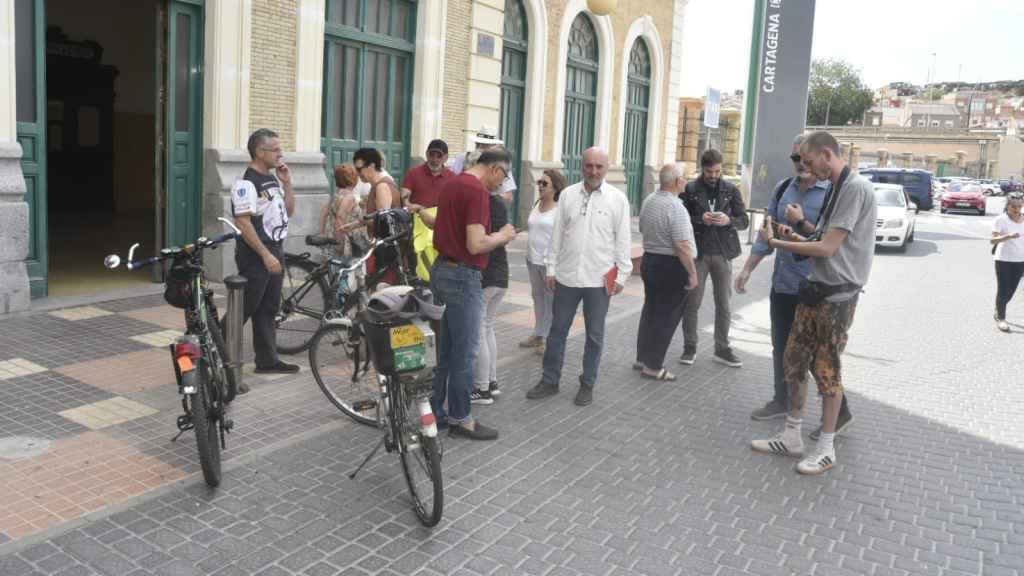 Representantes de Sumar conversan con varias asociaciones vecinales de Cartagena.