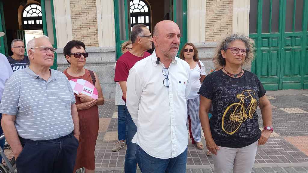 El candidato de Sumar para las elecciones europeas, José Luis Álvarez-Castellanos (c), interviene ante los medios en la reunión de Sumar en Cartagena con varios colectivos vecinales.