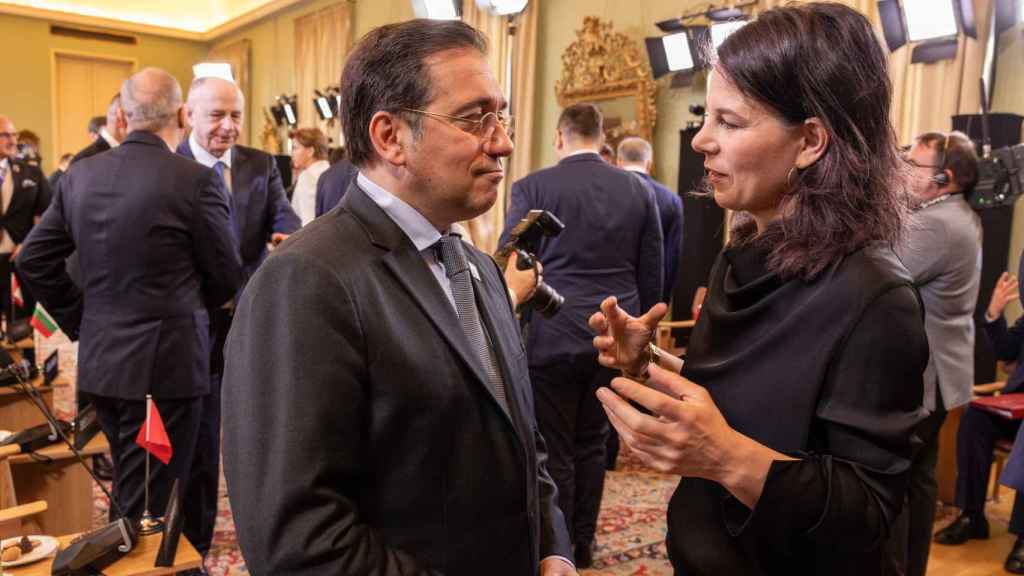 El ministro de Exteriores, José Manuel Albares, conversa con su homóloga alemana, Annalena Baerbock, durante la reunión de este viernes en Praga