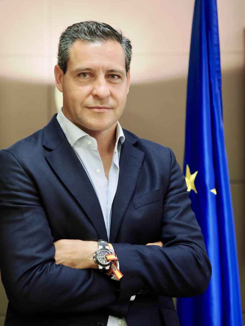 El candidato del PP a las europeas, Raúl de la Hoz, posa con la bandera de la UE en su despacho de las Cortes