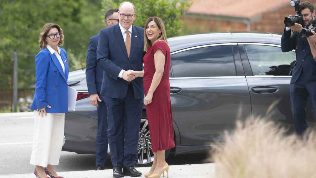 Alberto de Mónaco, llegando al Centro de Arte Rupestre, en Cantabria.