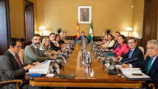 Los consejeros andaluces en el Consejo de Gobierno junto al presidente, Juanma Moreno, en una imagen de archivo.