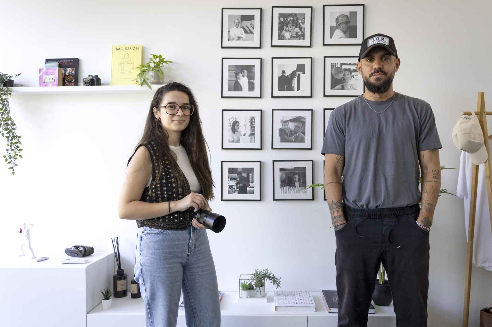 Noelia y Víctor, en el interior del estudio, junto a fotografías de algunos de 'sus' cocineros.