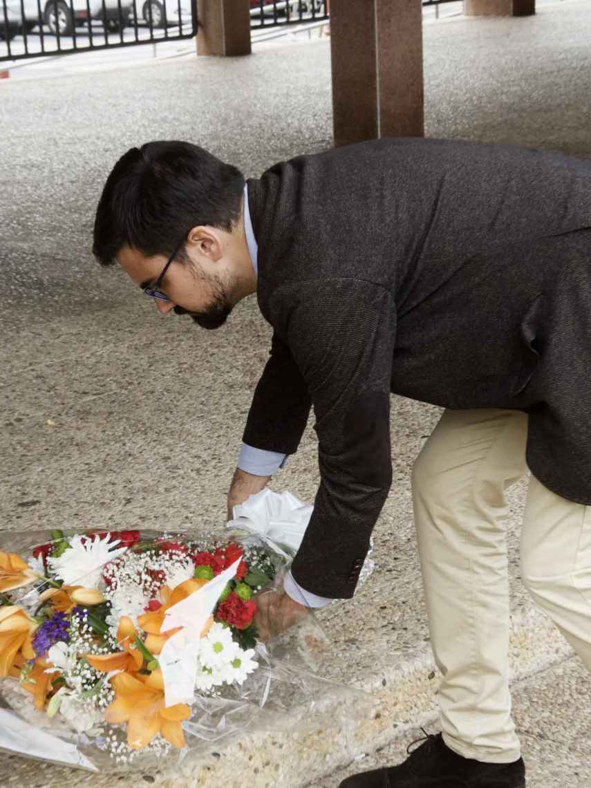 Guillermo Del Valle deposita una ramo de flores dedicadas a Lacalle