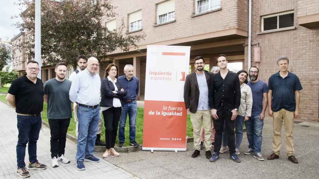 Izquierda Española posa tras el acto en Andoain