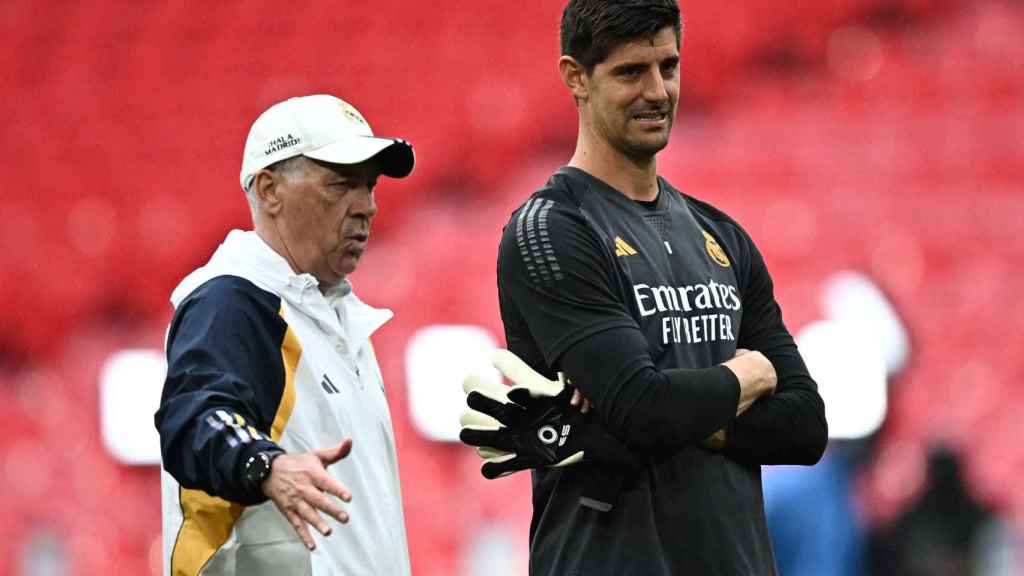 Courtois, junto a Ancelotti antes de la final de la Champions.