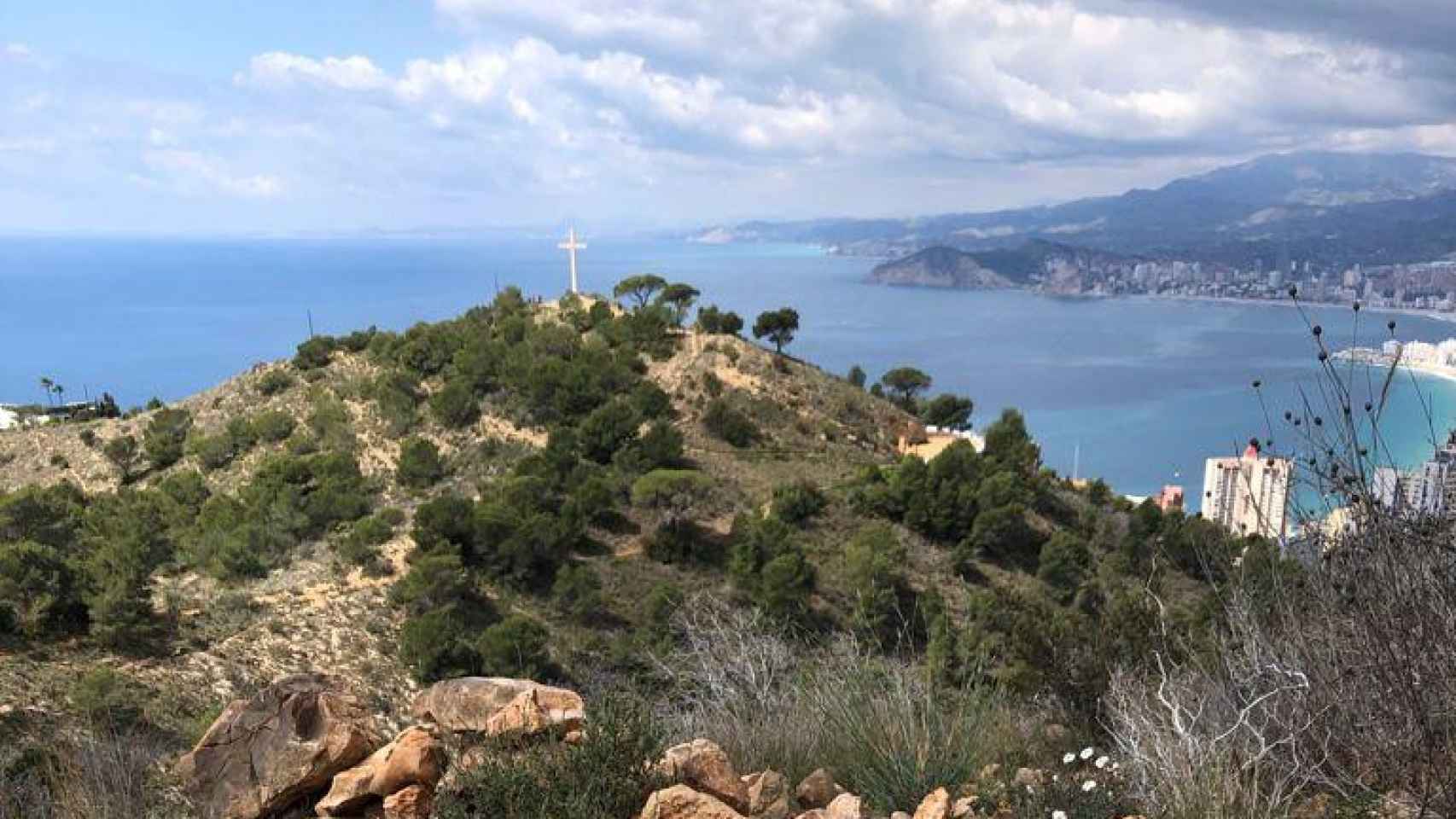 Una vista de la cruz que preside uno de los picos de la Serra Gelada de Benidorm.