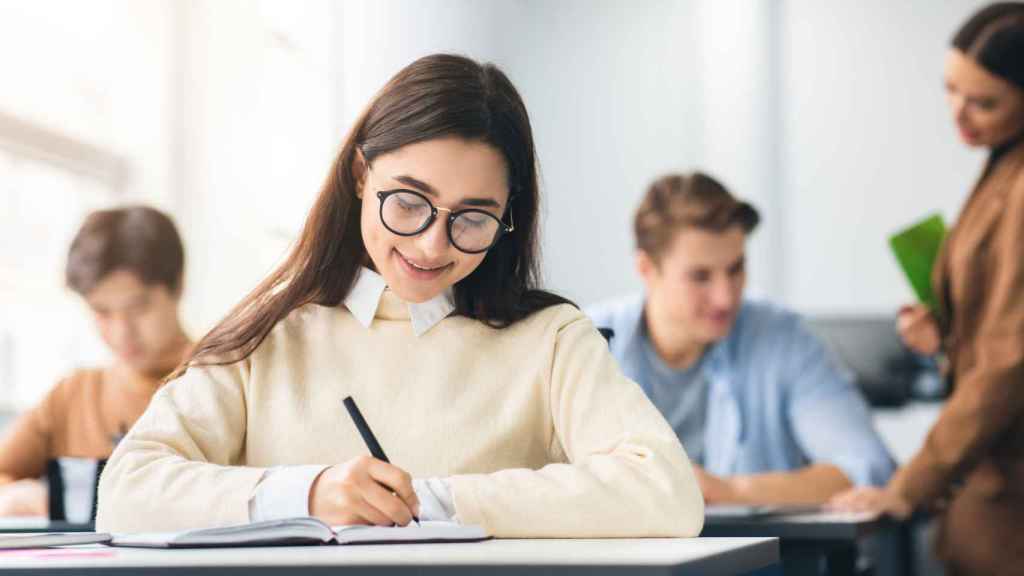 Una estudiante realiza un examen, en una imagen de archivo.