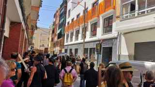 Un barrio de Alicante protesta contra los pisos turísticos: "Donde ellos ven camas, nosotros vemos vecinos"