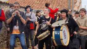 Unos músicos tocando por un pueblo