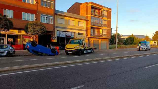 El vehículo tras haber volcado en la Avenida de Portugal