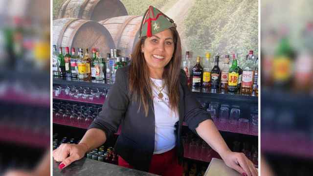 Albena trabajando en su bar de Corcos