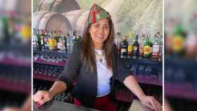 Albena trabajando en su bar de Corcos