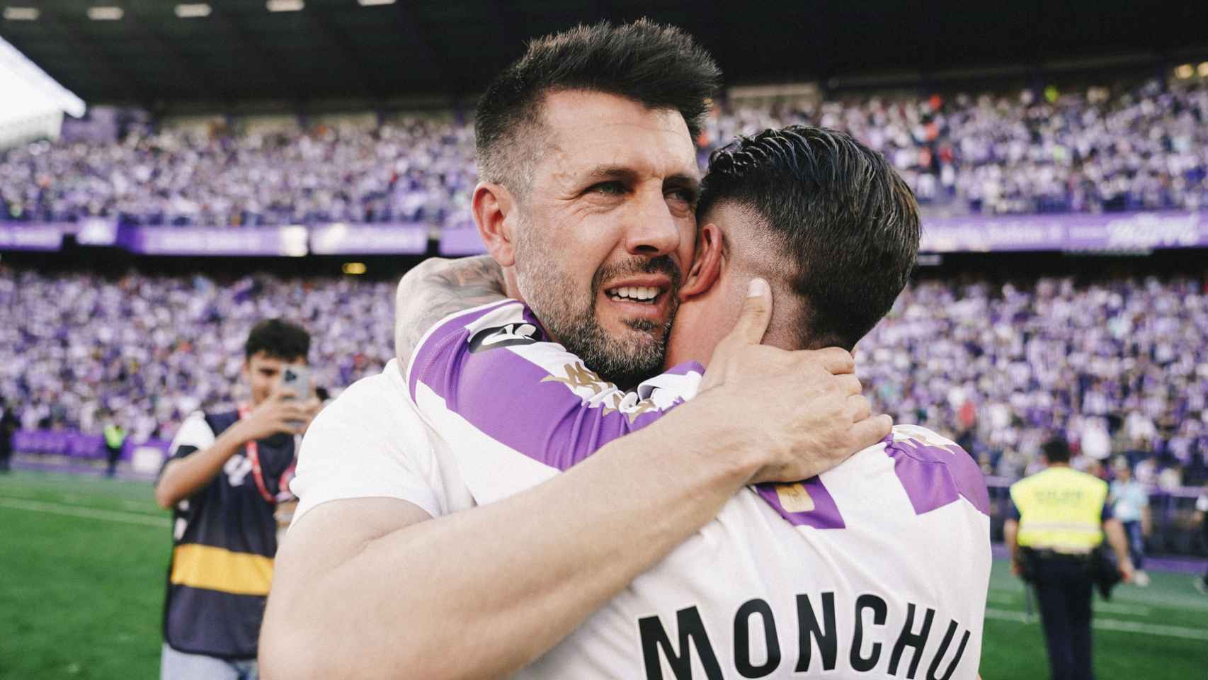 Paulo Pezzolano celebra el ascenso a Primera División con Monchu